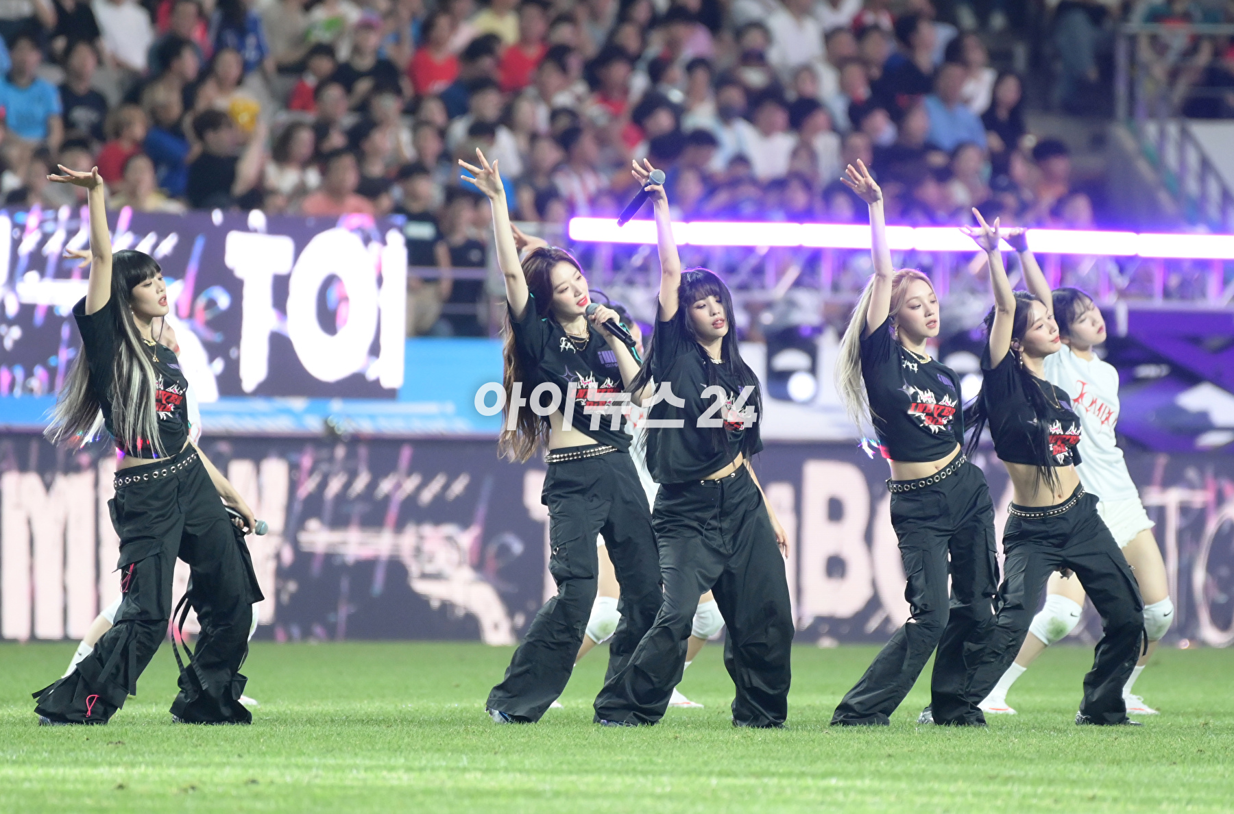 27일 서울 마포구 서울월드컵경기장에서 열린 쿠팡플레이 시리즈 1차전 팀 K리그와 아틀레티코 마드리드의 경기에서 그룹 (여자)아이들이 하프타임 때 축하 무대를 선보이고 있다. [사진=정소희 기자]