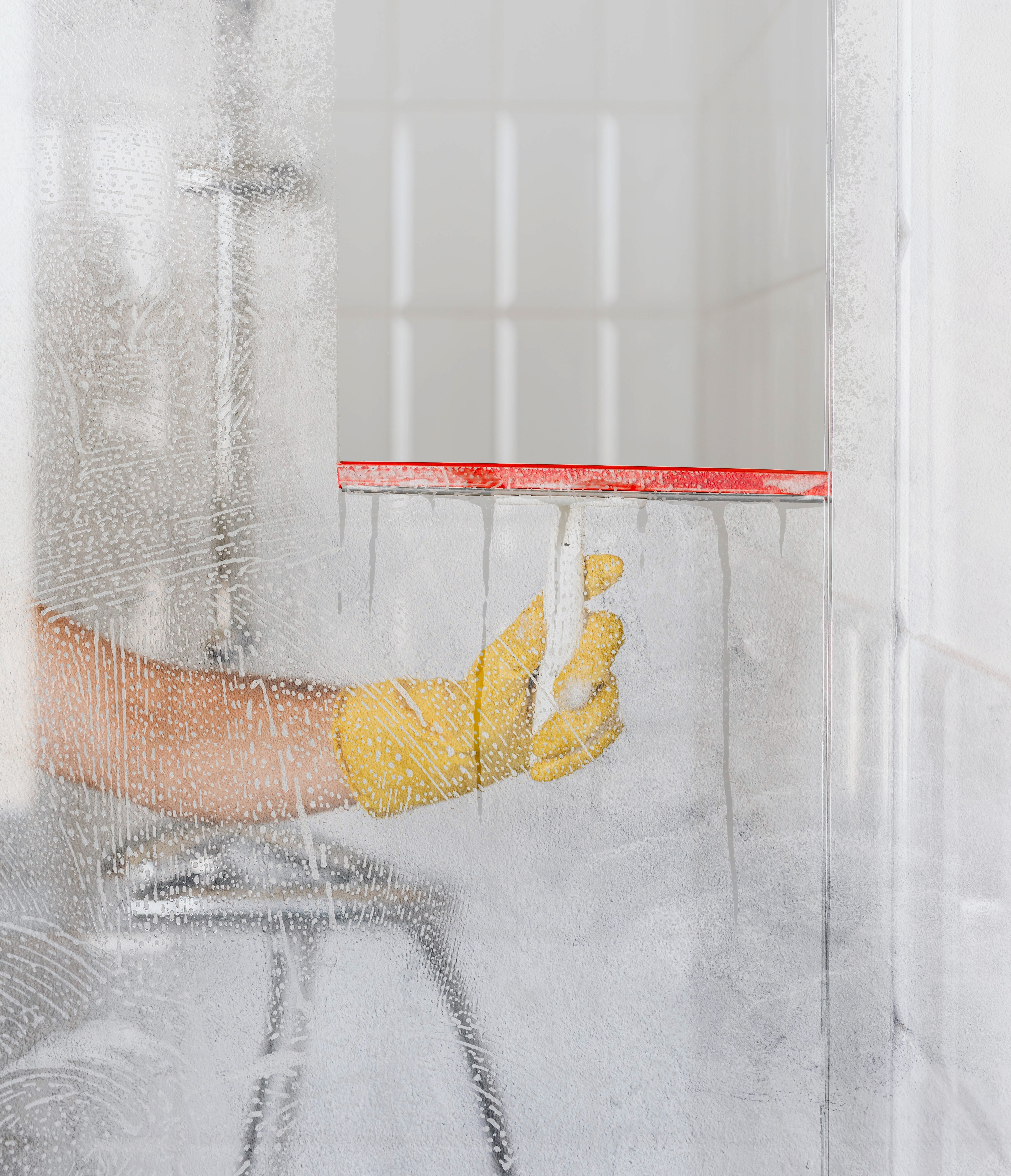 화장실 청소하는 모습