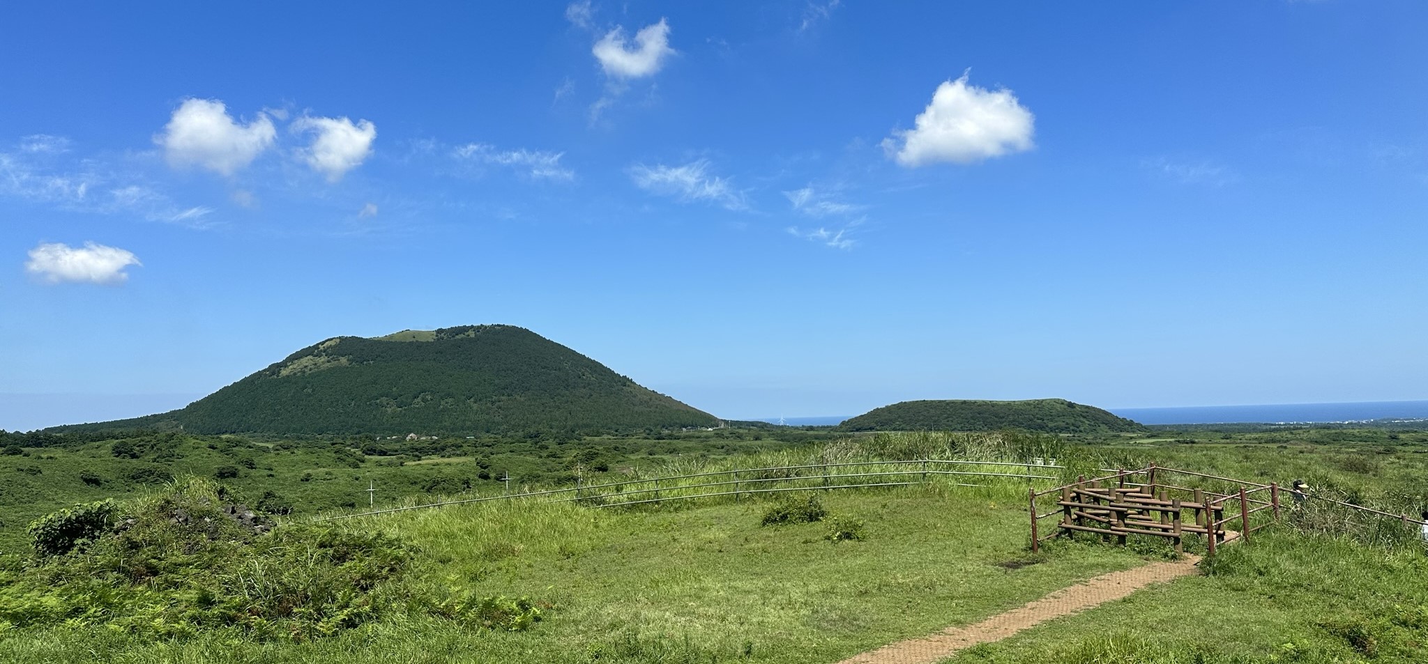 용눈이오름에서 본 다랑쉬 오름과 아끈다랑쉬오름