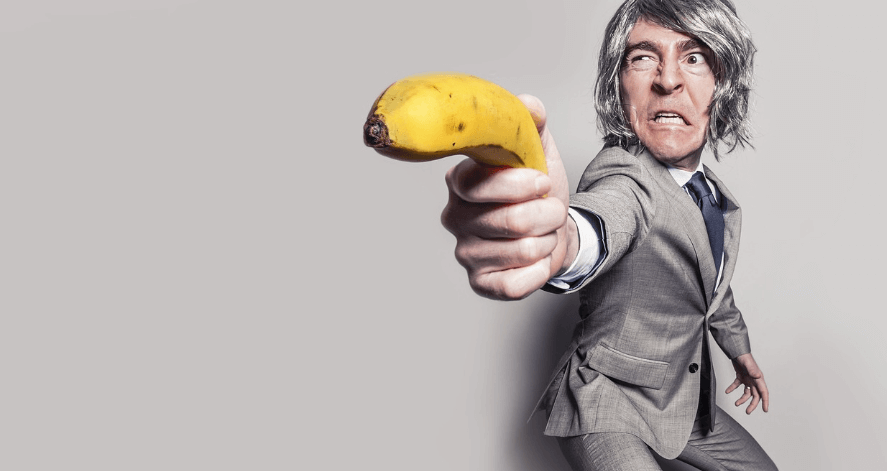 바나나를 들고 있는 남성