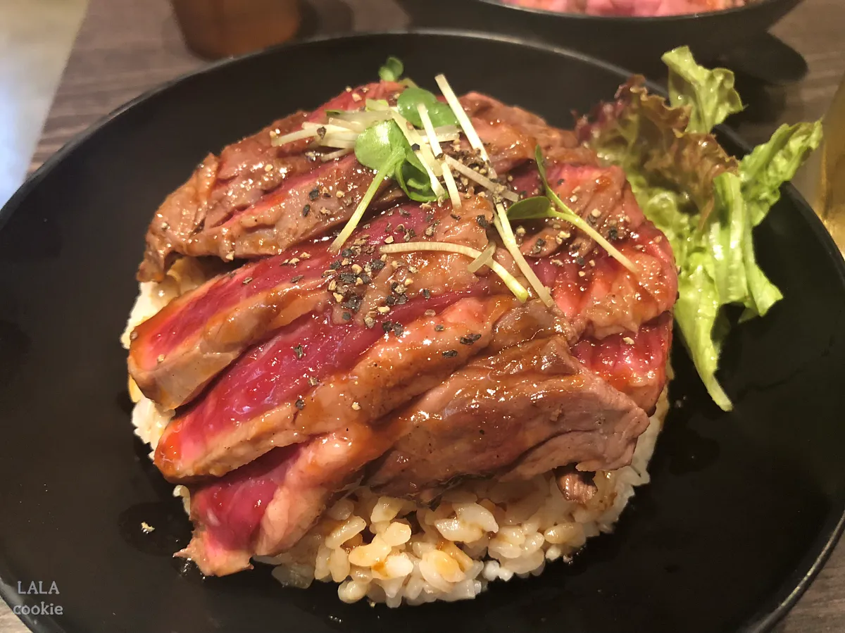 후쿠오카-텐진-스테이크-덮밥-레드락-메뉴-스테이크-덮밥