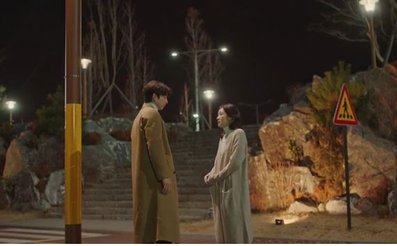 청라호수공원-도깨비-촬영장면-지은탁에게-도깨비가-검에대해-말하고-있다