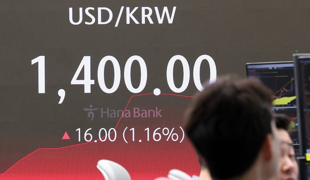 4월 16일 오전 11시 30분 서울 중구 하나은행 딜링룸 전광판에 원·달러 환율이 표시되어 있다.
