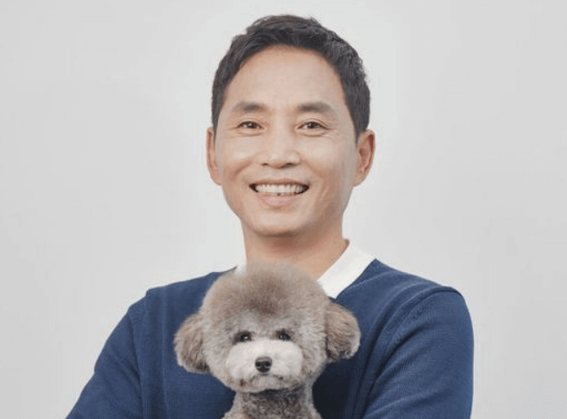 이찬종-소장이-강아지를-안고있다