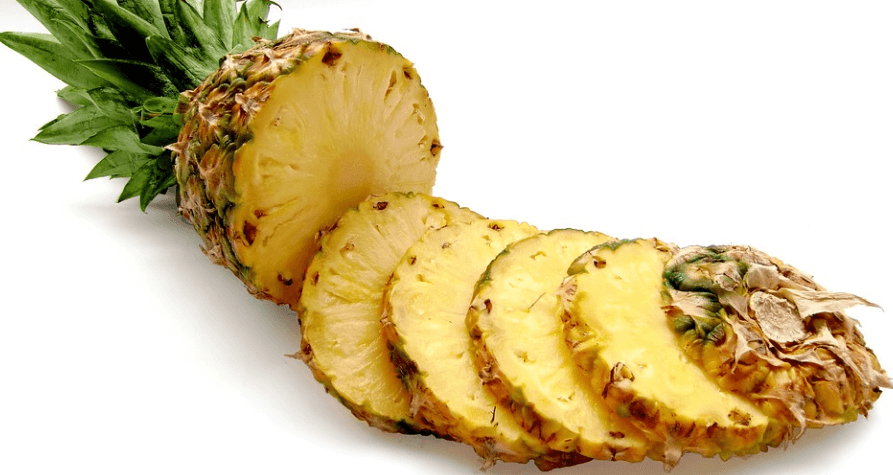 위궤양에 좋은 음식 파인애플이 잘라져 있다