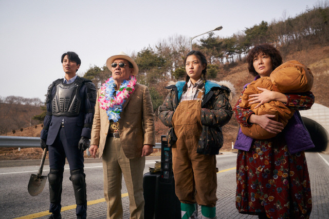 영화 기묘한 가족의 한 장면 사진