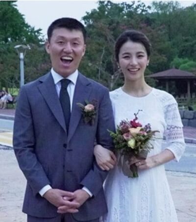 정장을입은남성-드레스를입은여성의모습