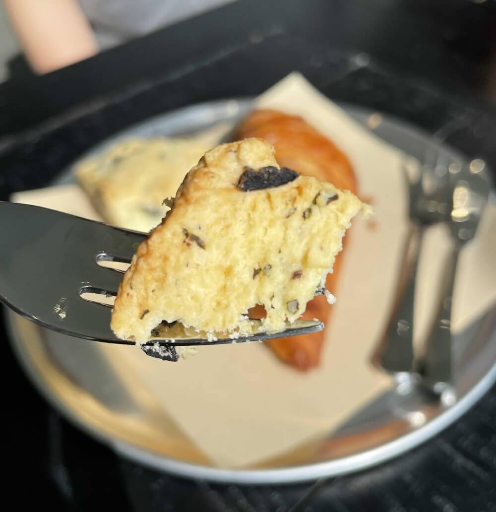 포배럴-커피(four-barrel-coffee)-바질-올리브-스콘-한입