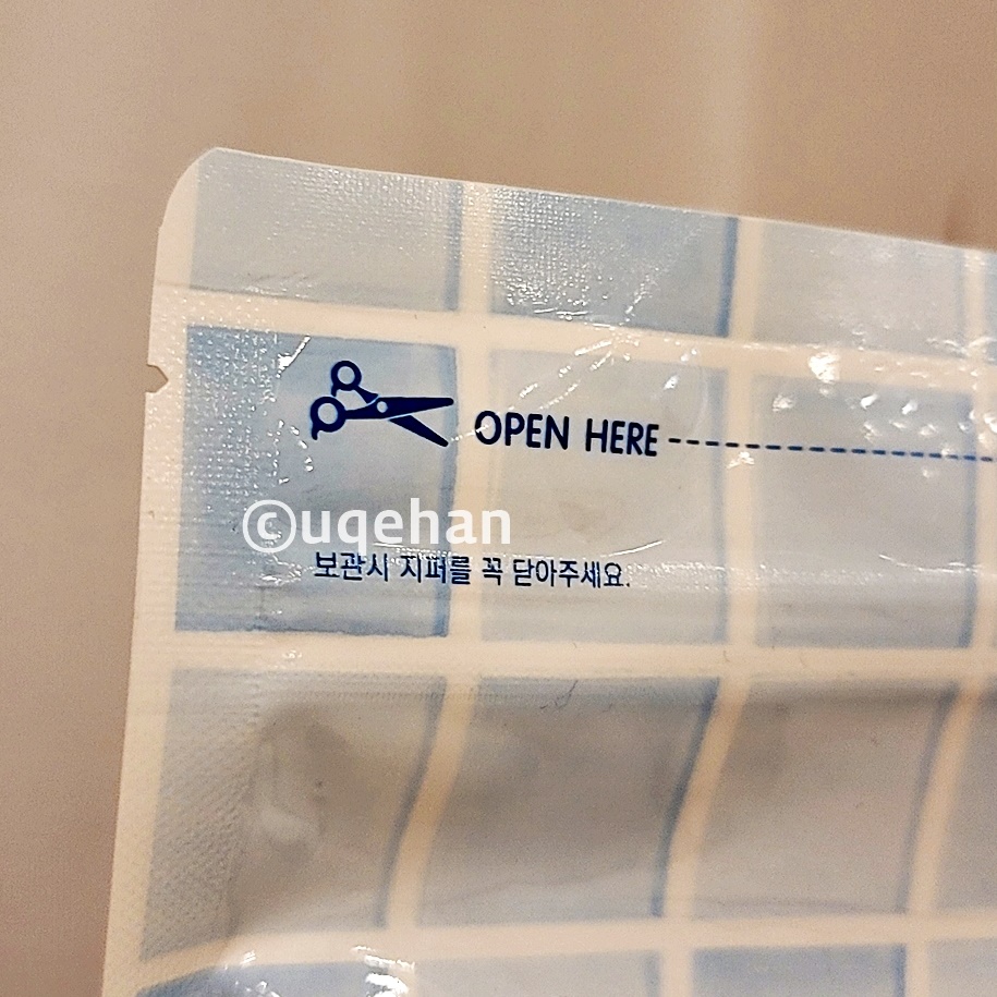 노브랜드 베이킹 소다 제품 위쪽에 자르는 손이 표시되어 있다.