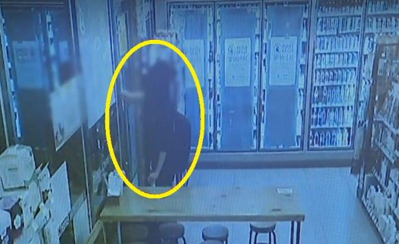 27일 새벽 대전 서구 용문동의 한 무인편의점에서 담배 등을 훔치려던 A씨가 편의점 안에 갇혔다. [사진=채널A 보도화면 캡처]