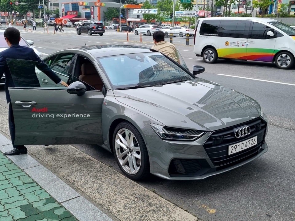 A7 스포트백 TFSI e 시승차입니다.