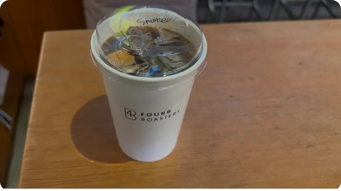 광화문-디타워-포비-내부-아이스아메리카노-사진