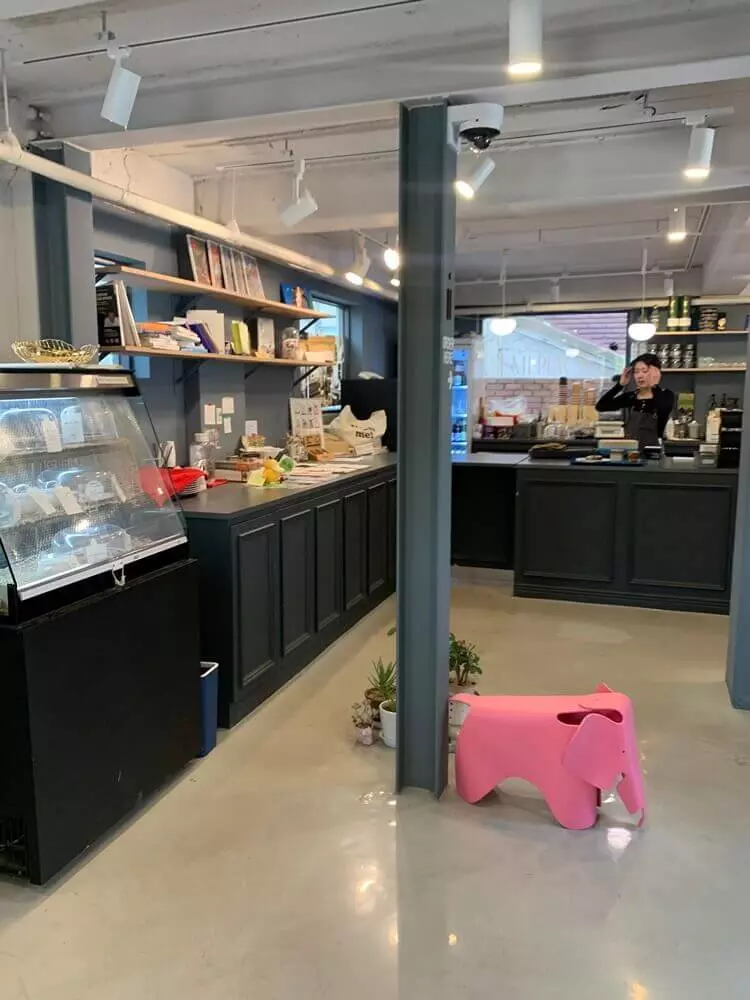 분홍 코끼리가 보이는 1층 내부