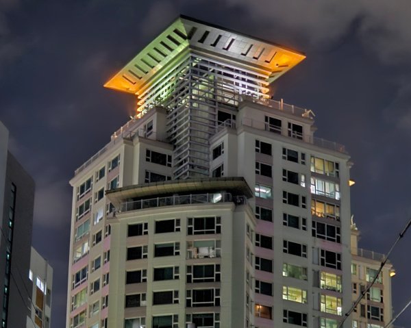 조명이 켜져있는 아파트 외관