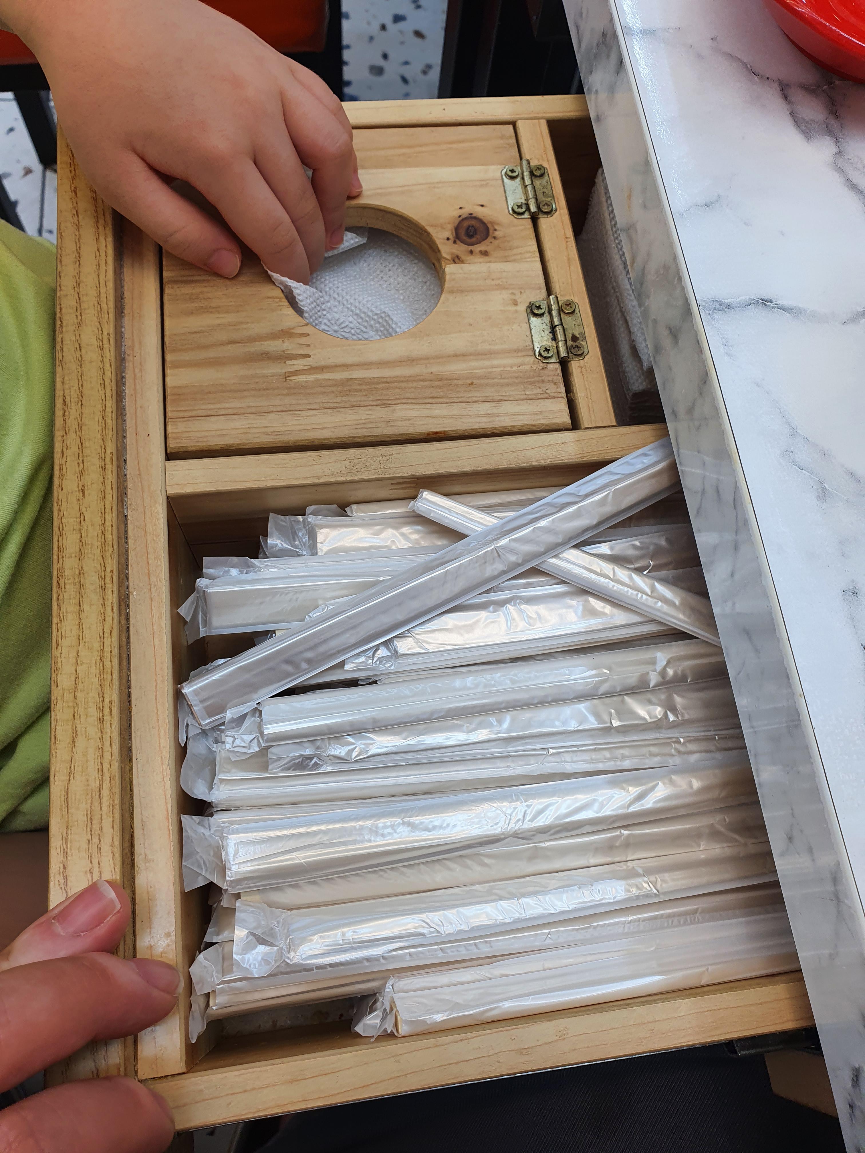 휴지, 젓가락은 테이블 서랍을 이용하세요