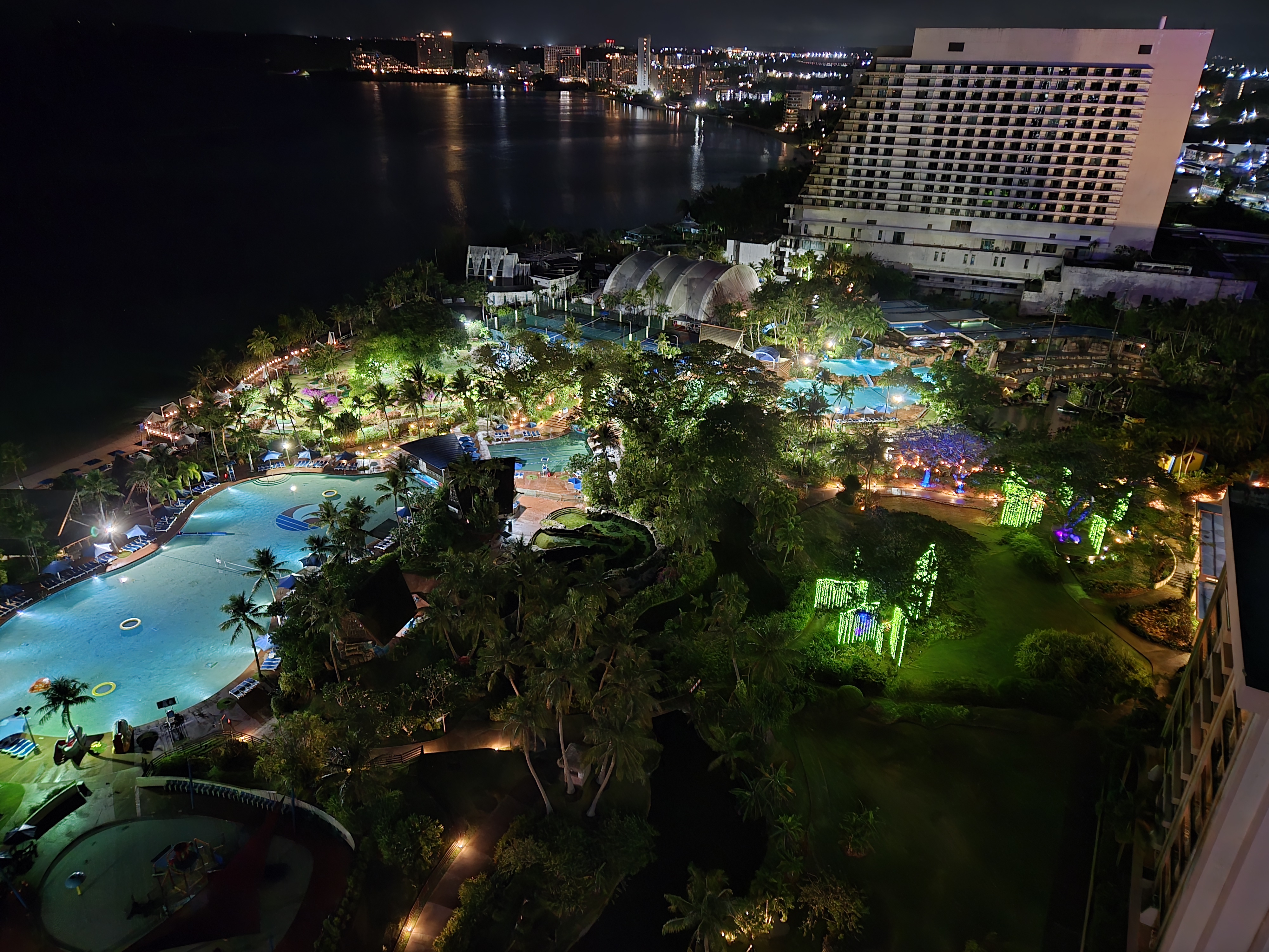 괌 PIC 오세아니아 B동 슈페리어 워터파크뷰 룸 야경