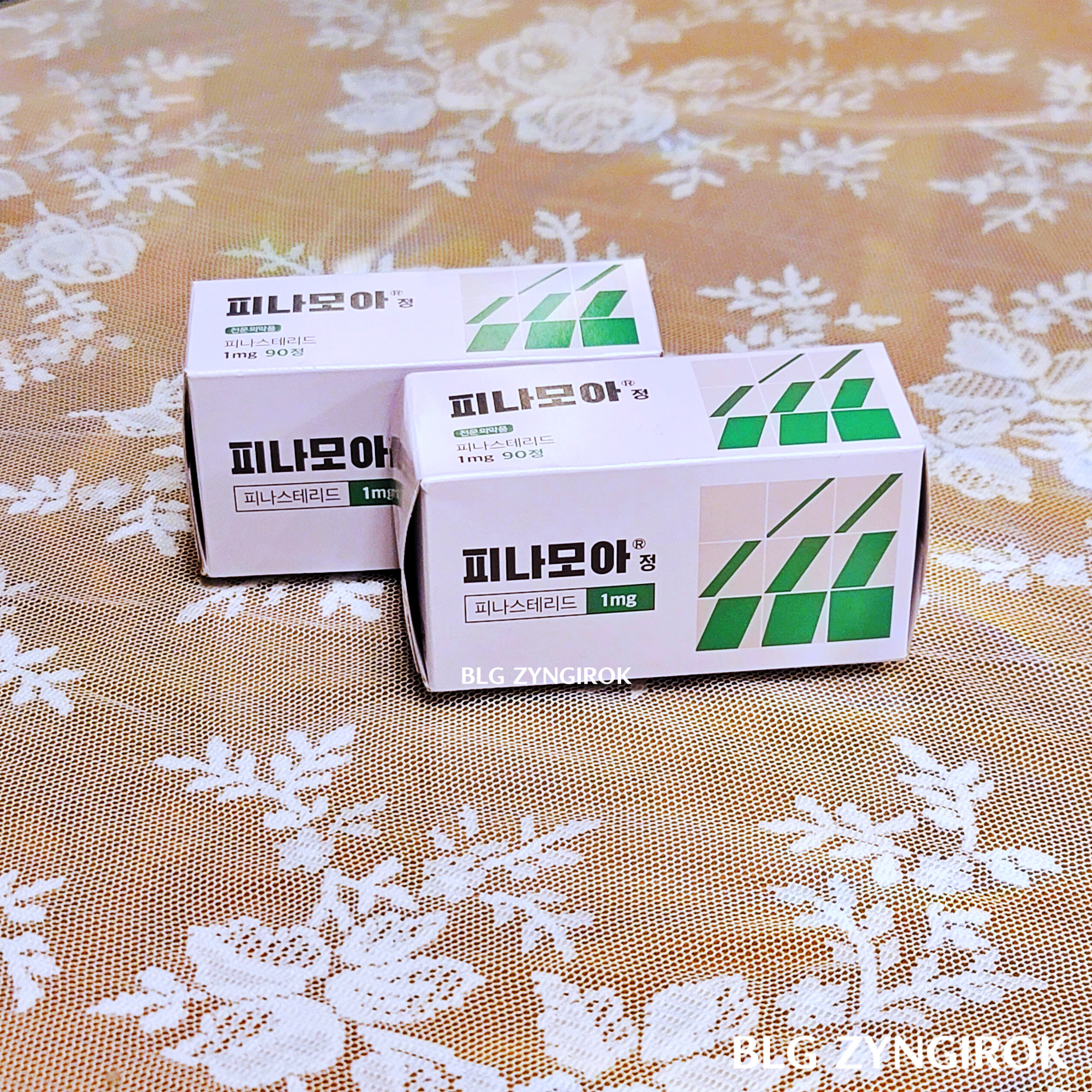 피나모아 2상자가 테이블 위에 놓여있다.