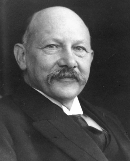 물리학자 오너스가 정면을 응시하는 사진