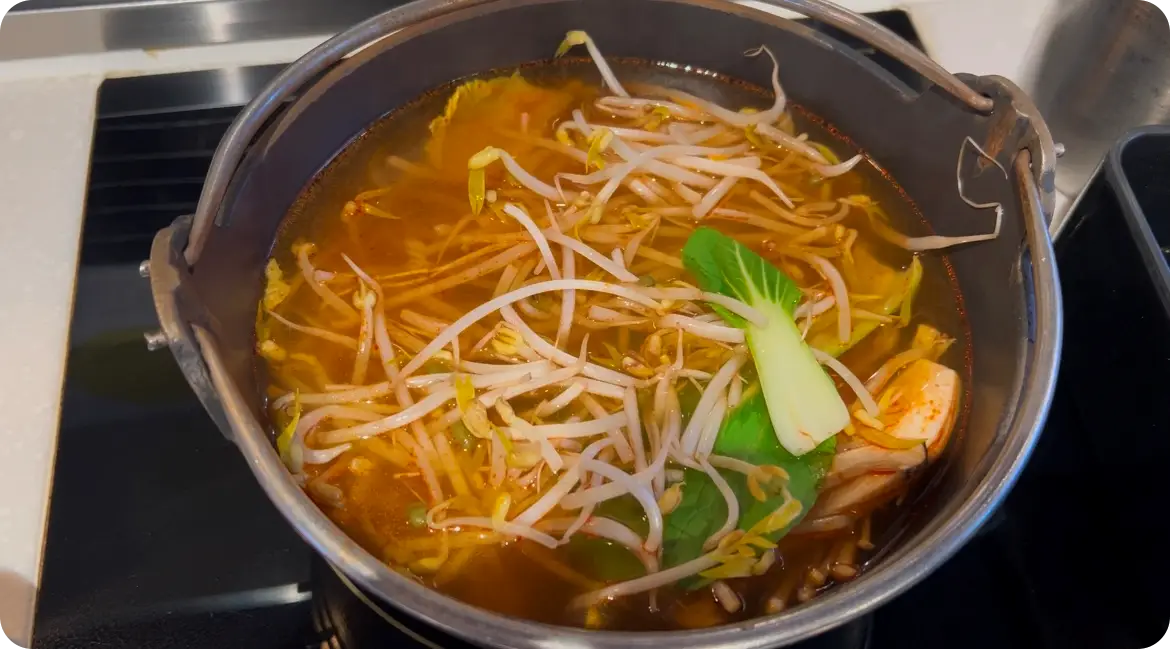 동대문-현대시티아울렛-아이핫팟-매운해물육수-야채-넣은-모습