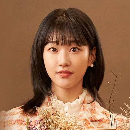 갈색을 배경으로 살구빛 상의에 꽃을 들고 있는 윤초원