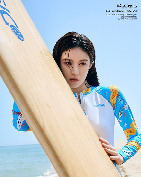 배우 고윤정이 브랜드 화보 촬영에서 포즈를 취하고 있다. [사진=디스커버리 익스페디션]