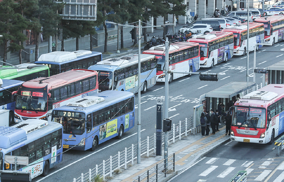 서울 중구 서울역버스환승센터에서 광역버스들이 이동하고 있다. [사진=뉴시스]
