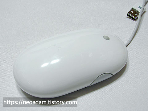 이렇게 생겼습니다. 전체적으로 미끈한 모습이죠. 정말 하얘요. +_+