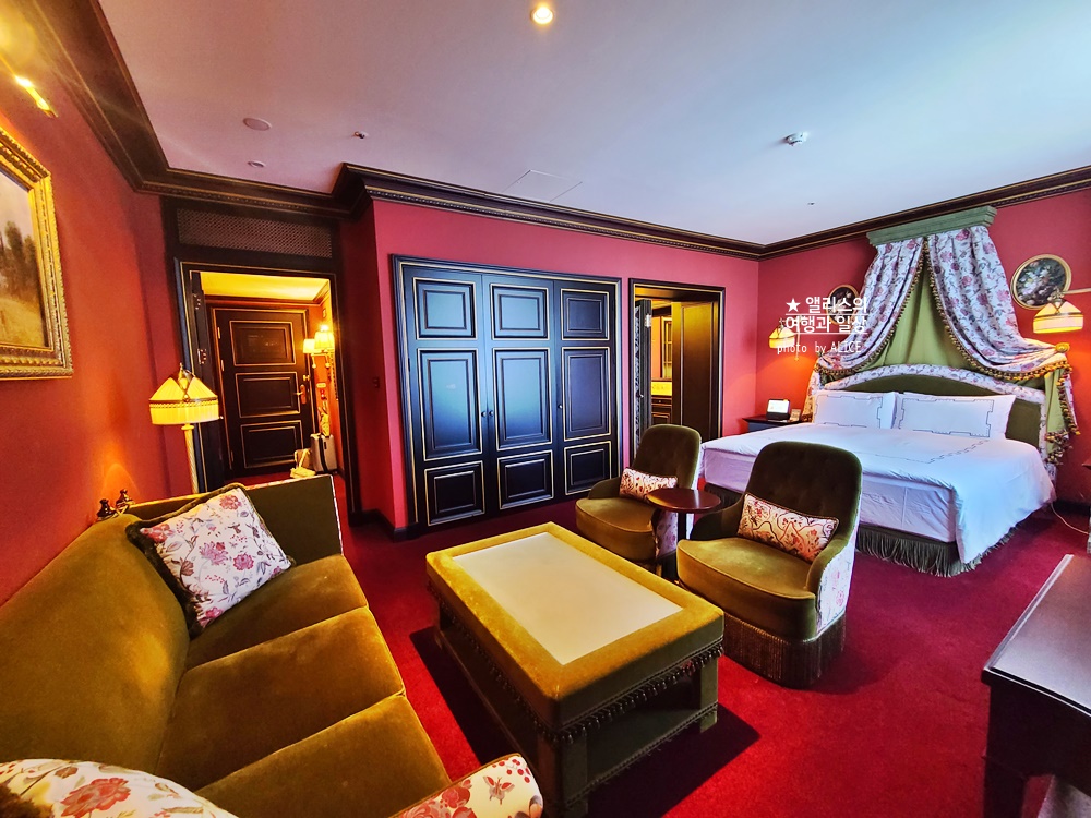 연말 호캉스 추천 호텔 레스케이프 유럽으로 떠나는 호캉스 1박 165,000원 (~11.14)