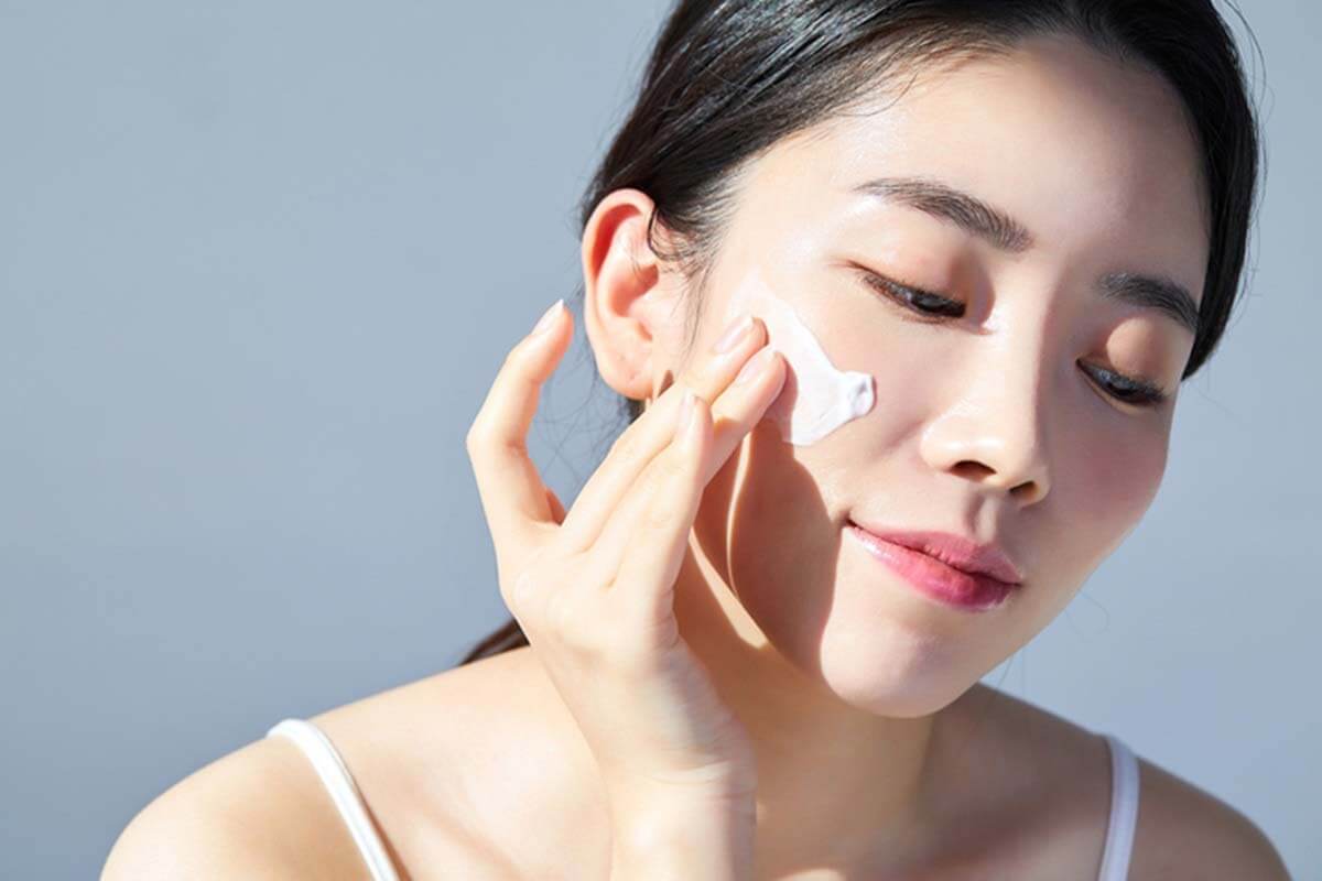 히알루론산 세라마이드 보습 성분 설명 이미지로 겨울철 건조한 피부 장벽 강화와 수분 공급방법입니다.