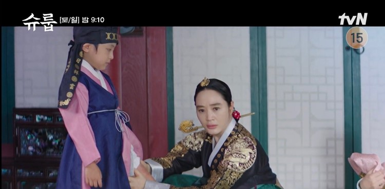 원손 다리에 독의 흔적을 발견한 중전