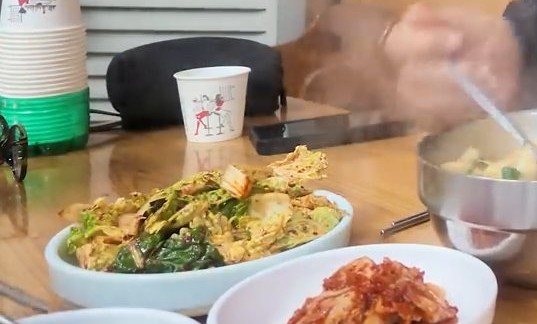 겉절이와 깍두기. 밑반찬도 깔끔하게 나와요.