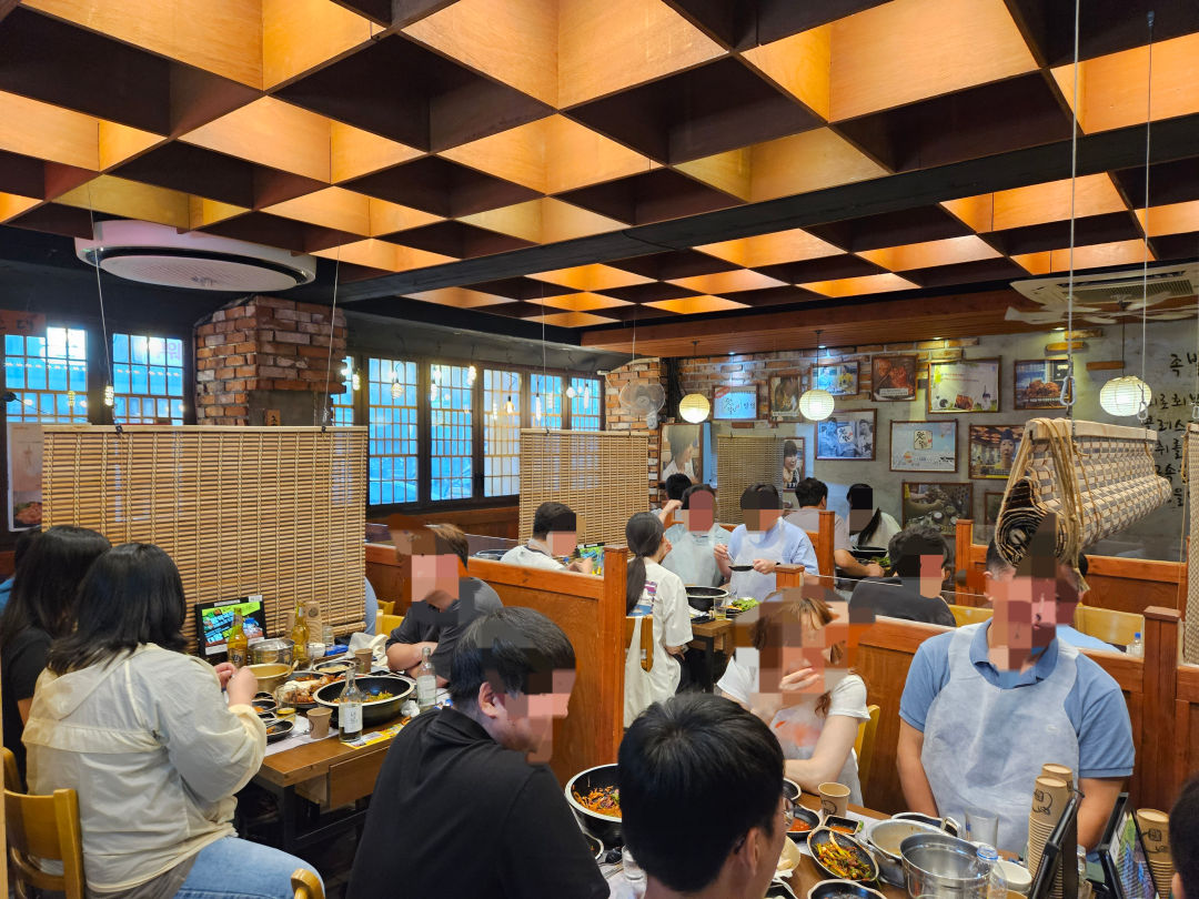 야들야들한 보약족발 매장 내부