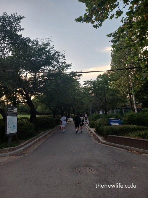 Path from Guui Gate into Seoul Children’s Grand Park with people walking/구의문에서 서울 어린이대공원 내부로 이어지는 산책로와 시민들 모습