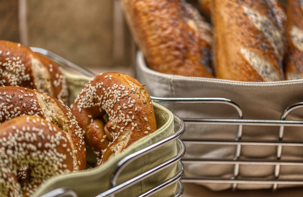 바구니에 빵이 담겨져 있다