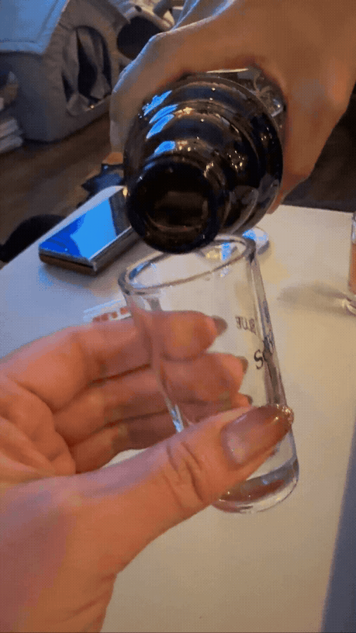 잔에 심술을 따라주는 장면