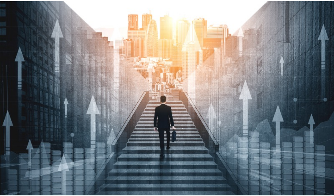 정장을 입은 남성이 화살표가 잔뜩 그려져있는 계단을 오르고 있다.