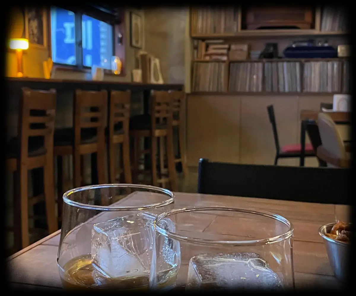 을지로-을지FM-바-매장-내부-위스키-2잔-놓여있는-모습