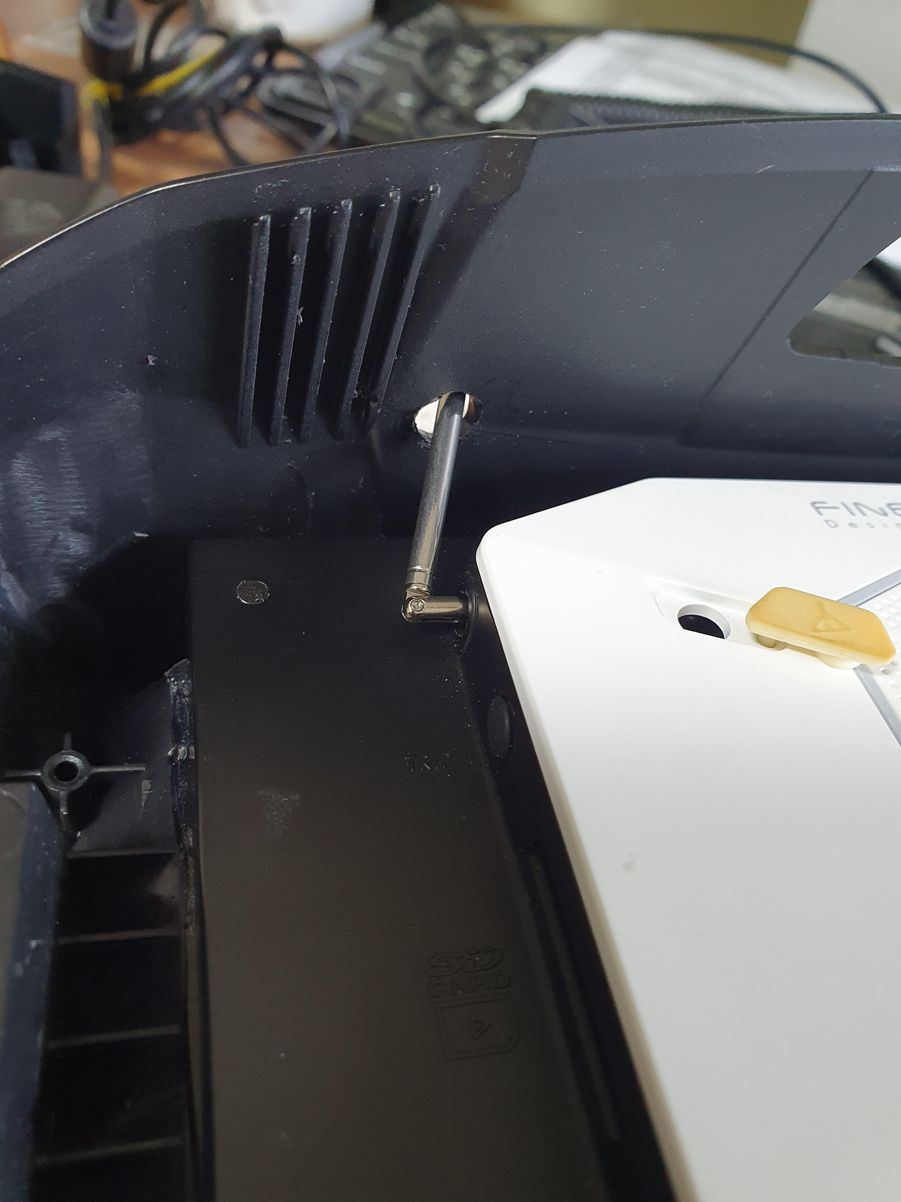 네비 안테나를 구멍어 먼저 넣고, 네비를 매립자제에 양면 테잎을 이용해서 붙인다.