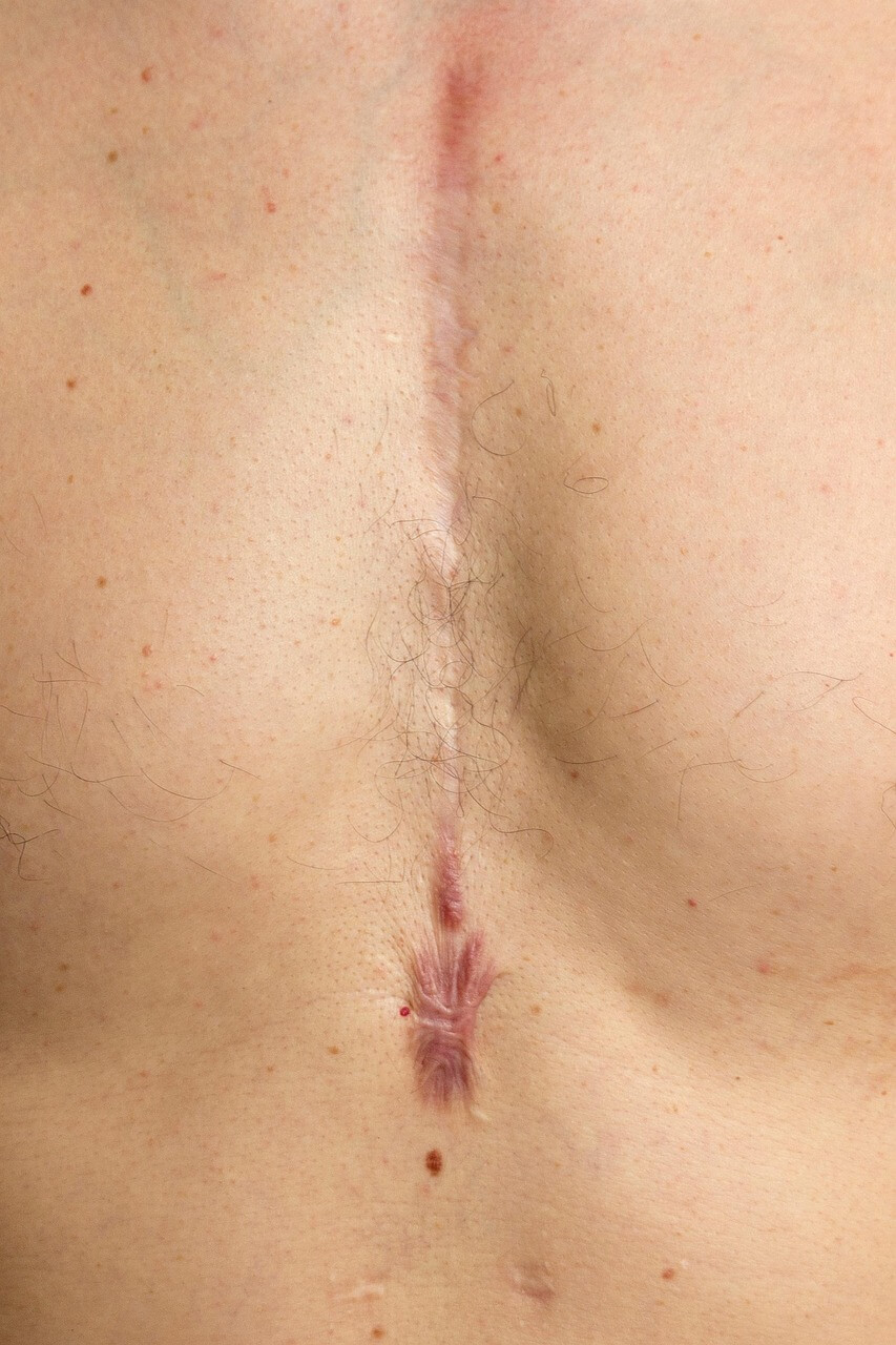 갑자기 찾아오는 가슴 통증, 그 원인 10가지와 병원 가야 할 신호