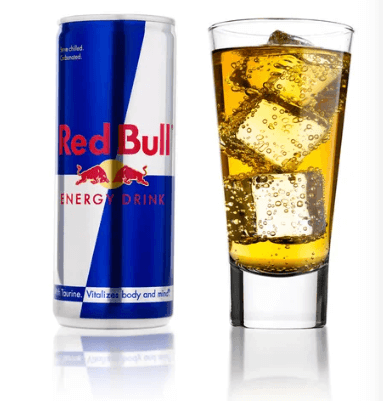 제로 칼로리 에너지음료 : 투명한 유리잔에 담긴 얼음과 함께한 레드불