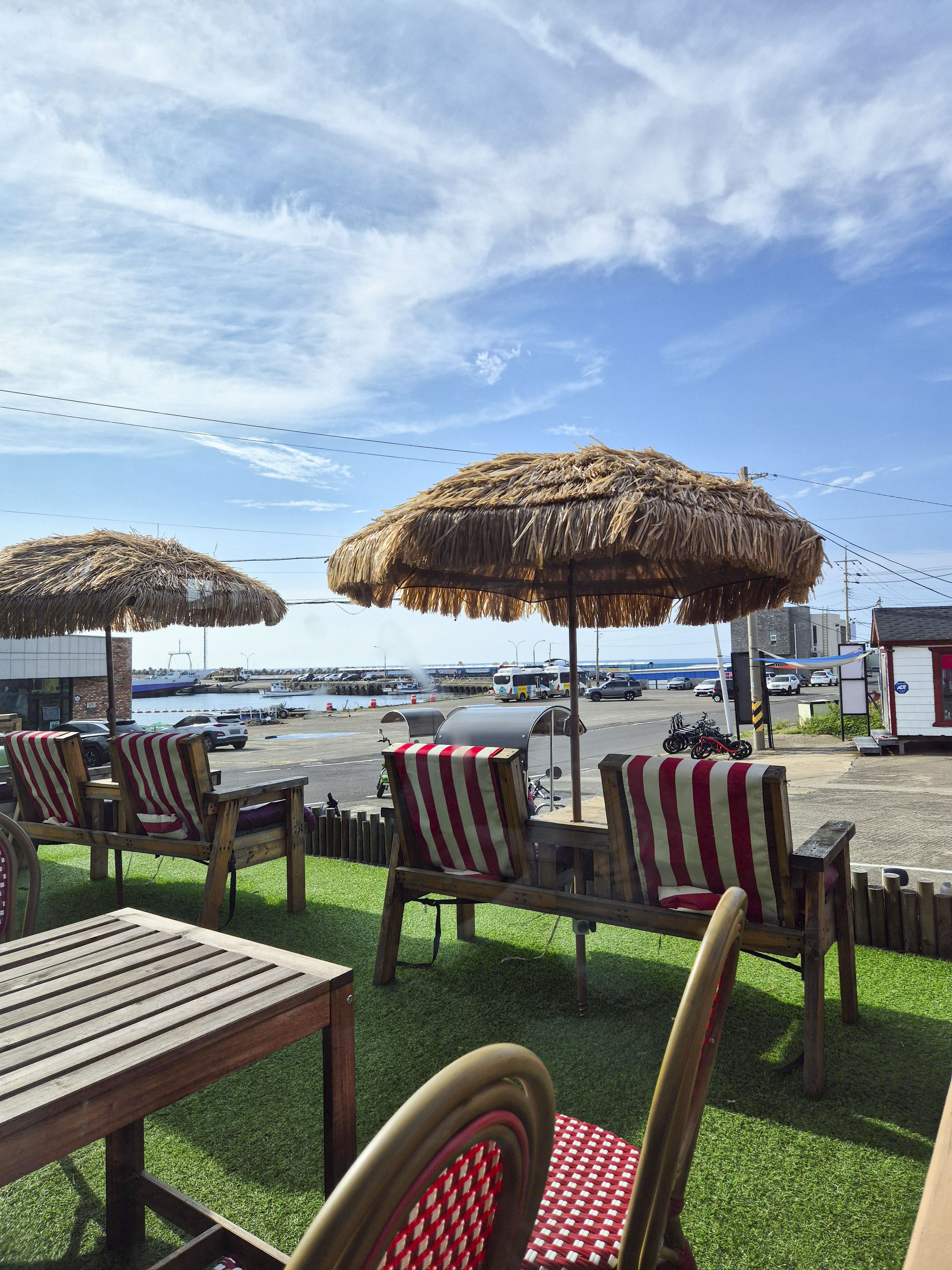 바다가 넓게 보이는 탁 트이는 테라스 공간