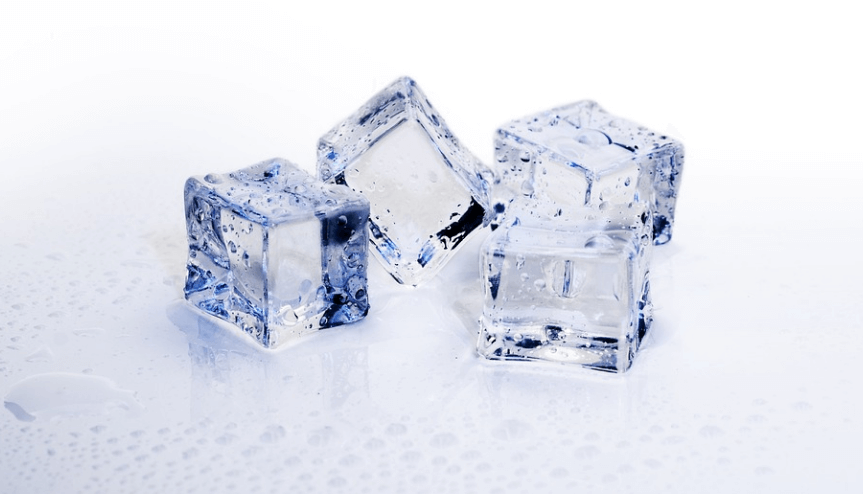 멍이 잘 드는 이유에서 멍 빨리 빼는 법에 도움이 되는 각 얼음 여러 개가 놓여 있다