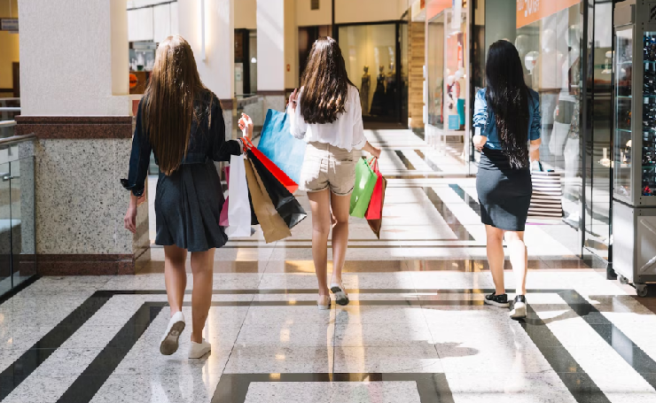 백화점에서 쇼핑하는 여성들