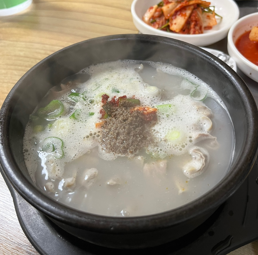 세종순대 다대기와 들깨가루 첨가한 순대국밥 모습