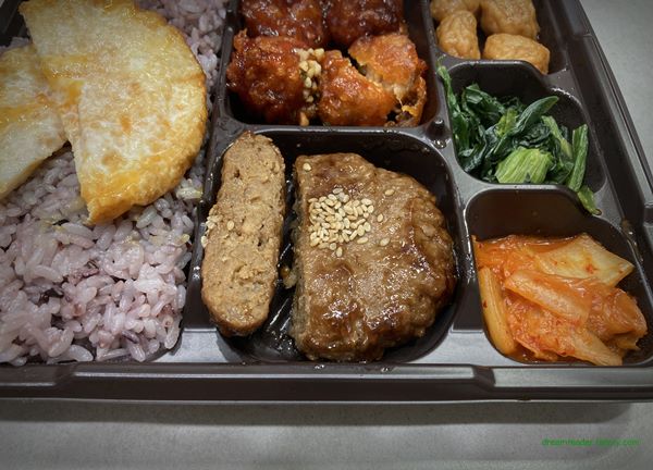 GS25 편의점 혜자로운 집밥 너비아니 & 닭강정 도시락 2023년 4월 반찬 구성(너비아니 단면)