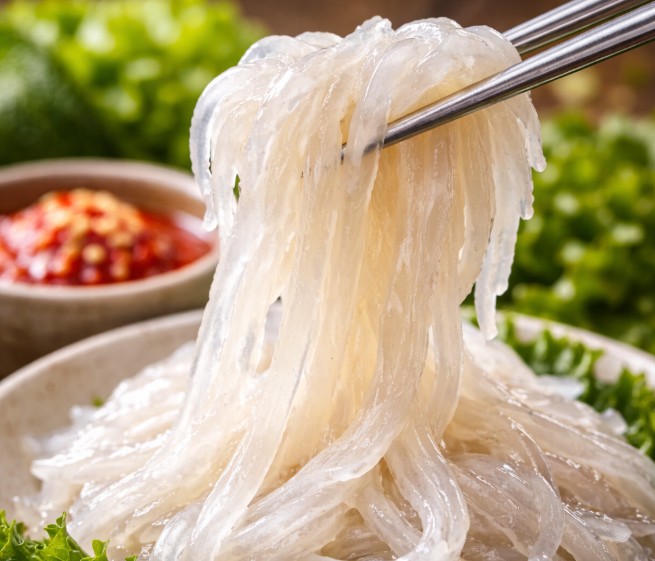 6시내고향 포항큰동해시장 오징어회를 젓가락으로 집어든 모습