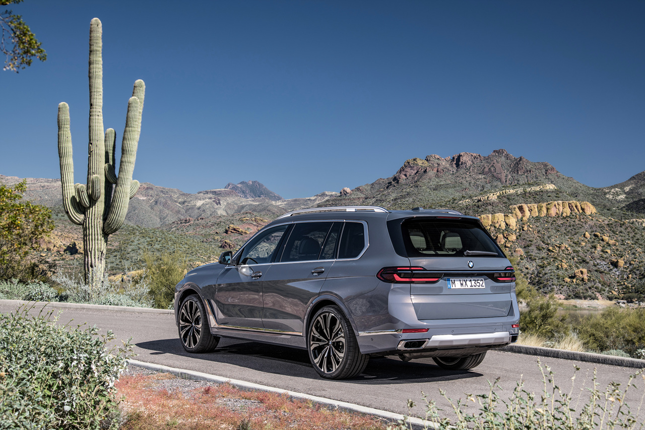 2024년형 BMW X7 주행 측후면사진