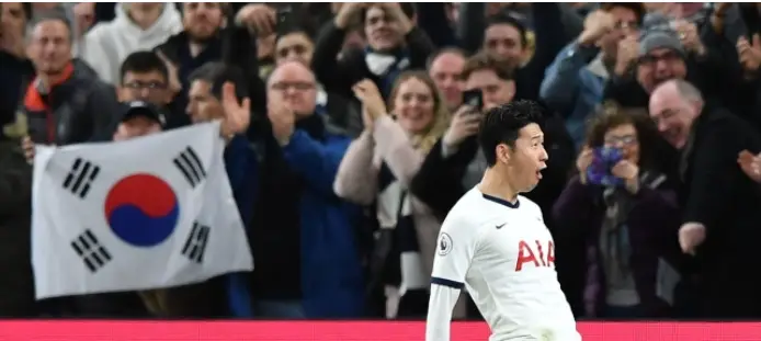손흥민-
태극기를 든 영국 관객들 앞에서 흰 유니폼을 입은 손흥민이 세레머니 하는 모습