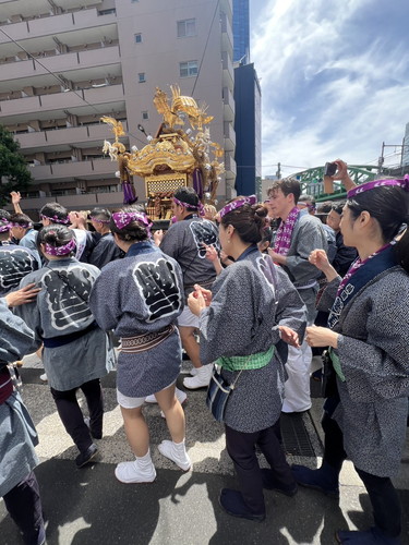 오미코시를 옮기는 사람들