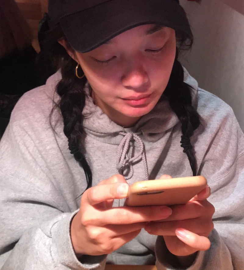 신민아, 루이비통, 신민아 루이비통, 신민아 패션, 신민아 드레스, 루이비통 앰버서더, 루이비통 하이 주얼리, 셀럽 패션, 셀럽 스타일, 마드리드 패션쇼, 실버 드레스, 시퀸 드레스, 연예인 공항패션